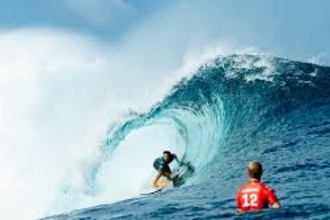 Ítalo Ferreira é campeão em Teahupoo e chega ao top 5 da elite do surfe