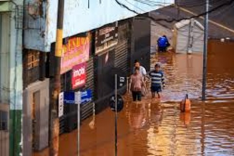 Sobe para 83 o número de mortos após enchentes que atingem o RS