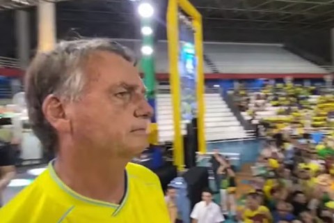 Bolsonaro volta a ser internado neste domingo (5) em Manaus após infecção na perna e no braço