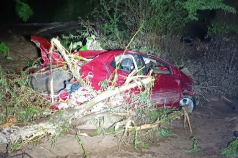 Carro é arrastado pelo Rio Carnaúba em noite de fortes chuvas em Carnaúba dos Dantas