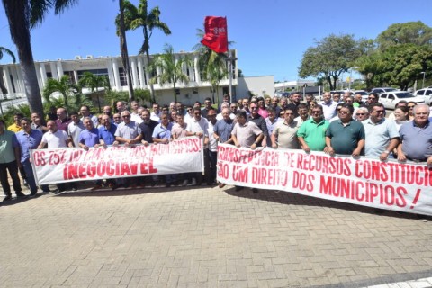 Prefeitos encerram protesto, insistem em encontro com governadora e marcam novo ato para 9 de agosto