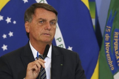 Bolsonaro posta vídeo de abraço em criança e mantém silêncio sobre esquema de joias