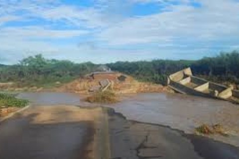 Após queda de ponte e transbordamento de rios, trecho da BR-304 segue interditado