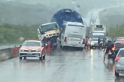 Acidente na BR-304: ônibus e carreta batem de frente e deixam oito feridos